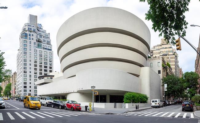 Hình dáng tổng thể của bảo tàng Guggenheim ở New York giống như một cái “bồn cầu khổng lồ”, khá dễ hiểu vì sao công trình này nhanh chóng làm dấy lên nhiều tranh cãi.&nbsp;
