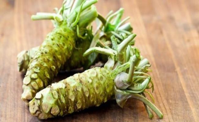 Wasabi (mù tạt) là loại củ được dùng làm gia vị, nổi tiếng với độ cay tê hấp dẫn. Nó thường được dùng chung với các món tươi sống của Nhật Bản.&nbsp;
