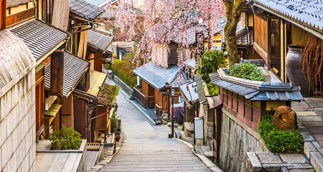  Kyoto, Nhật Bản: Là trung tâm của nền văn hóa Nhật Bản hàng trăm năm và được bao quanh bởi những ngọn núi tráng lệ, có rất nhiều điều khiến bạn ấn tượng ở nơi này. 
