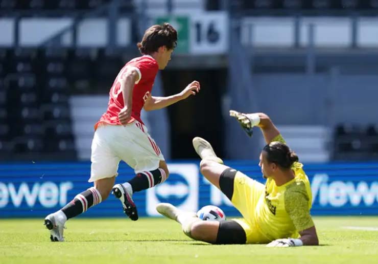 Sao trẻ Facundo Pellistri có bàn thắng đẹp mắt nhân đôi cách biệt cho MU trước Derby County