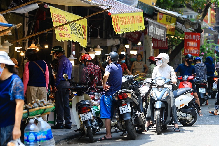 Người dân đổ xô đi siêu thị, chợ dân sinh để mua thực phẩm. Ngay từ sáng sớm, nhiều chợ dân sinh đã đông kín người, các loại thực phẩm như: Rau xanh, thịt cá, trứng… nhanh chóng “cháy hàng”.