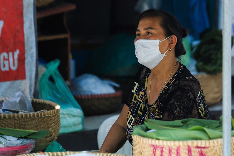 Theo cô Giao, một người bán hàng tại chợ Dịch Vọng (Cầu Giấy, Hà Nội): “Sáng nay, chợ đông kín người, đến khoảng 9 giờ sáng là đã hết hàng. Nhưng hàng thực phẩm thì ngày nào ăn hết ngày đó, chợ vẫn mở cửa bình thường, không cần phải vội”.