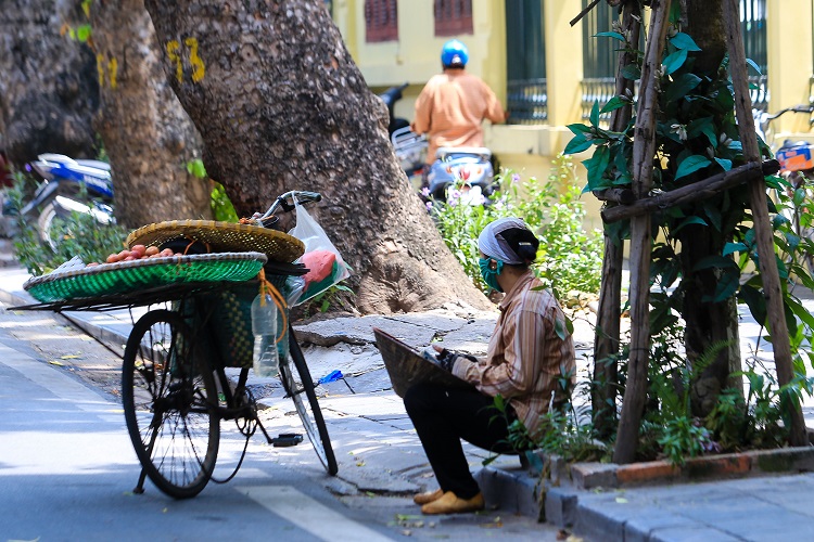 Các hoạt động kinh doanh nếu được duy trì phải thực hiện nghiêm mọi biện pháp phòng dịch bao gồm: giữ khoảng cách an toàn; đeo khẩu trang; rửa tay thường xuyên bằng dung dịch sát khuẩn…