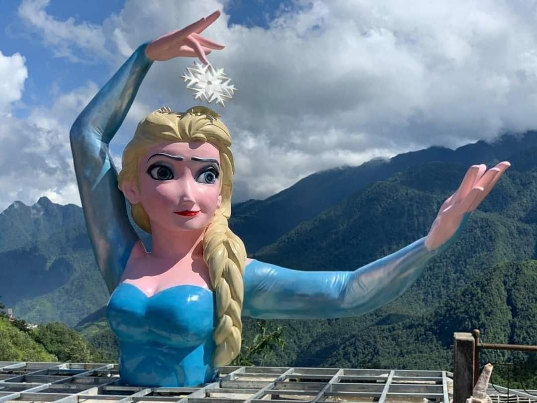 Tượng Nữ hoàng băng giá Elsa xuất hiện ở Sa Pa khiến cộng đồng mạng xôn xao. Ảnh Lào Cai Online.