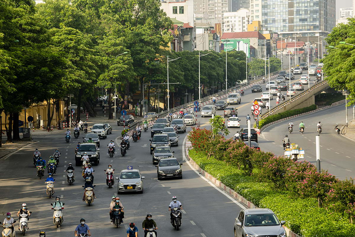 Trước diễn biến phức tạp của dịch bệnh COVID-19, nhiều ca nhiễm mới xuất hiện trong cộng đồng, UBND TP Hà Nội quyết định áp dụng các biện pháp cấp bách phòng chống dịch COVID-19 từ 0h ngày 19/7 trên địa bàn toàn TP.