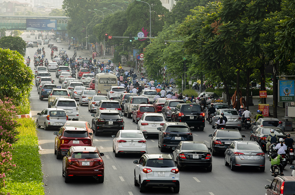 Mật độ giao thông tại khu vực này vẫn cao dù đã có khuyến cáo hạn chế ra đường.