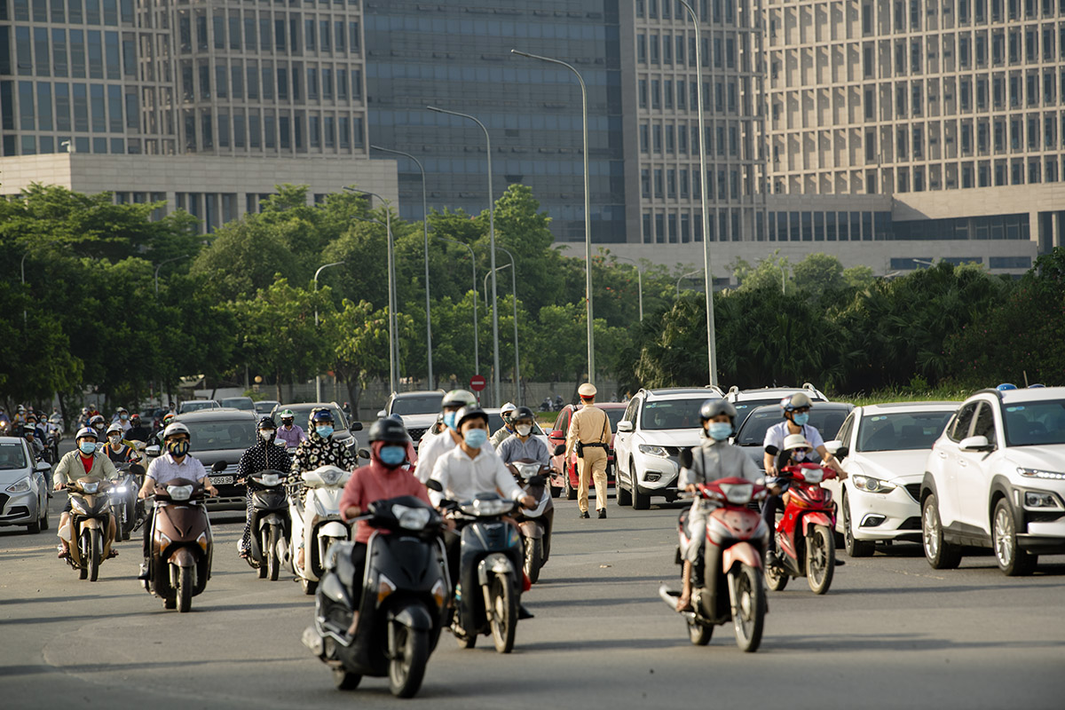 Từ sáng sớm, lực lượng CSGT đã có mặt để phân luồng giao thông trên tuyến đường Lê Quang Đạo.