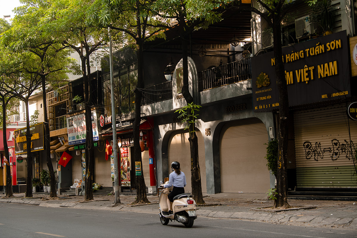 Hầu hết các cửa hàng kinh doanh dịch vụ không thiết yếu đều đóng cửa trong buổi sáng hôm nay.