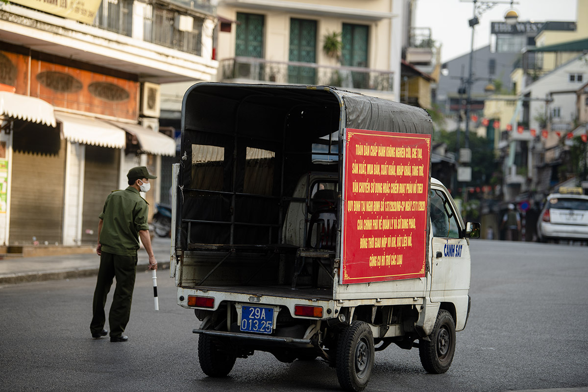 Ảnh: Đường phố Hà Nội trong ngày đầu thực hiện Công điện số 15 - 10