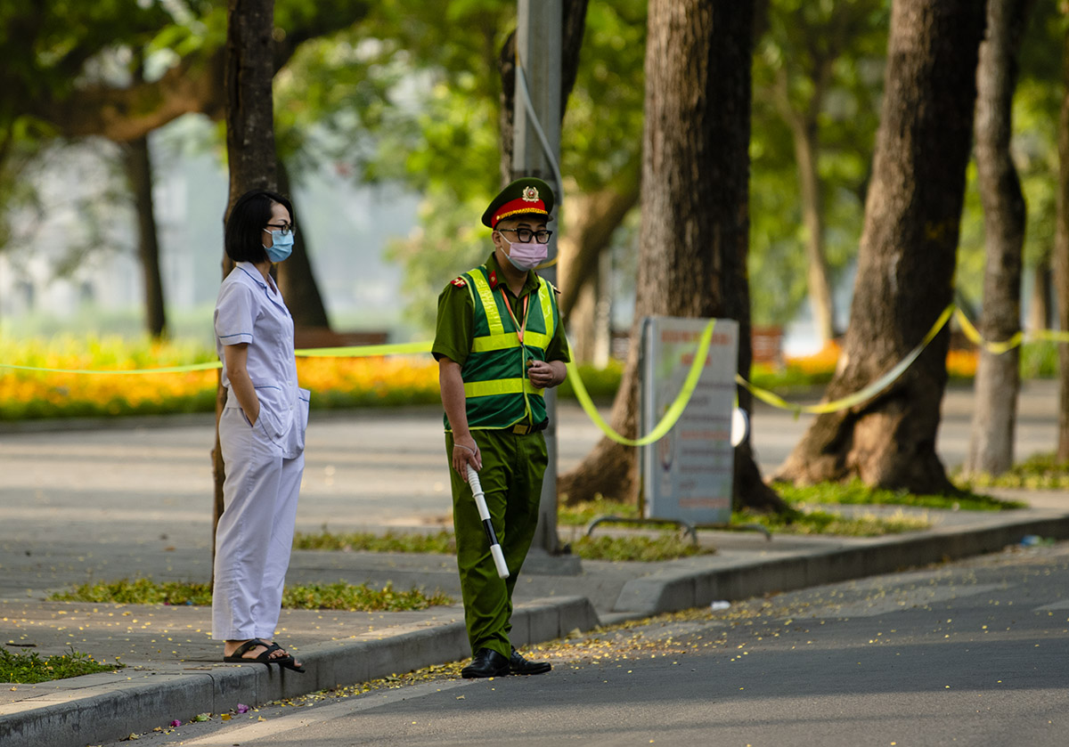 Lực lượng an ninh quận Hoàn Kiếm và lực lượng bảo vệ thường xuyên có mặt, tuyên truyền cho người dân về việc cách ly toàn xã hội và khuyên người dân nên trở về nhà.