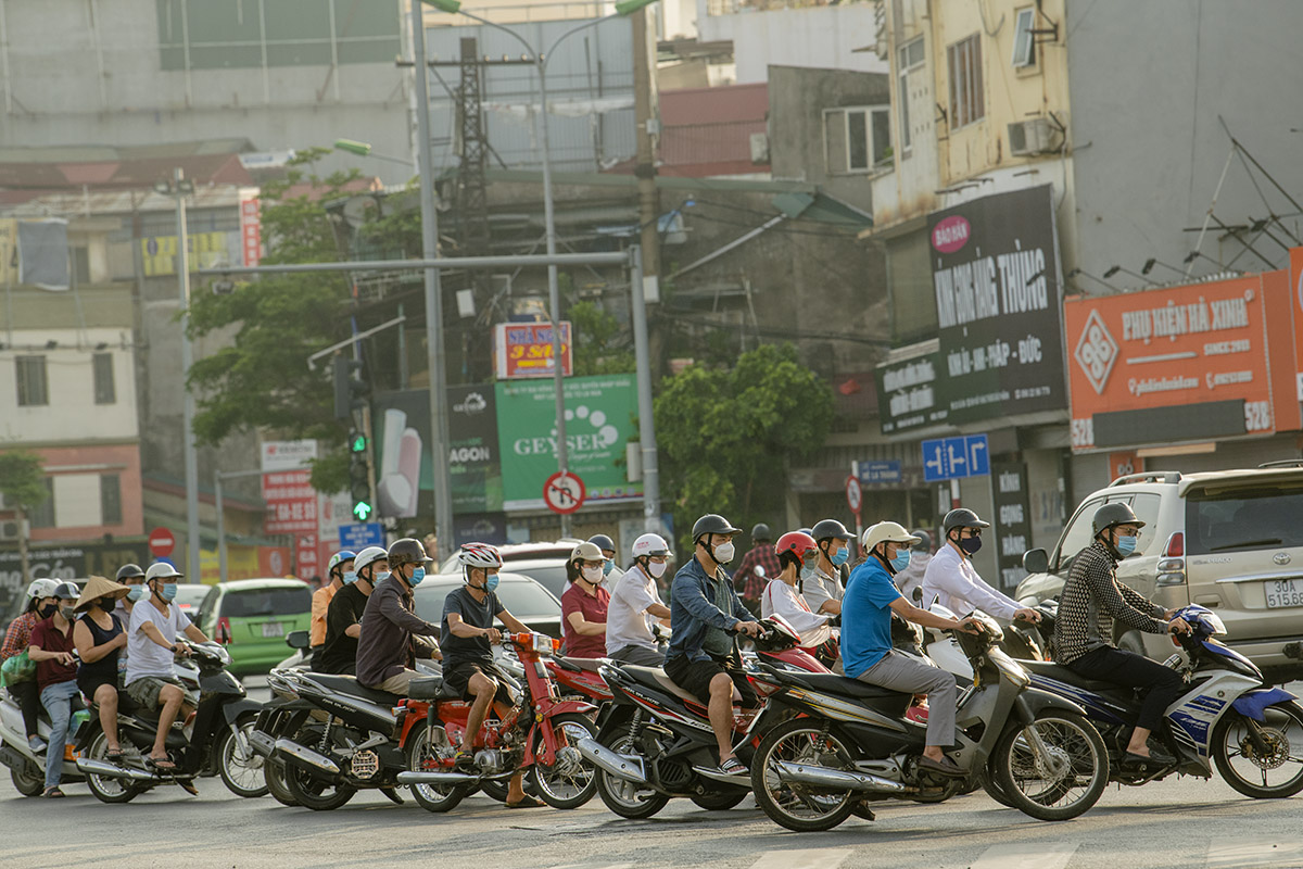 Khuyến cáo mọi người dân ở trong nhà, chỉ được ra ngoài trong các trường hợp khẩn cấp như cấp cứu, mua thuốc men, mua lương thực, thực phẩm... để phòng dịch COVID-19