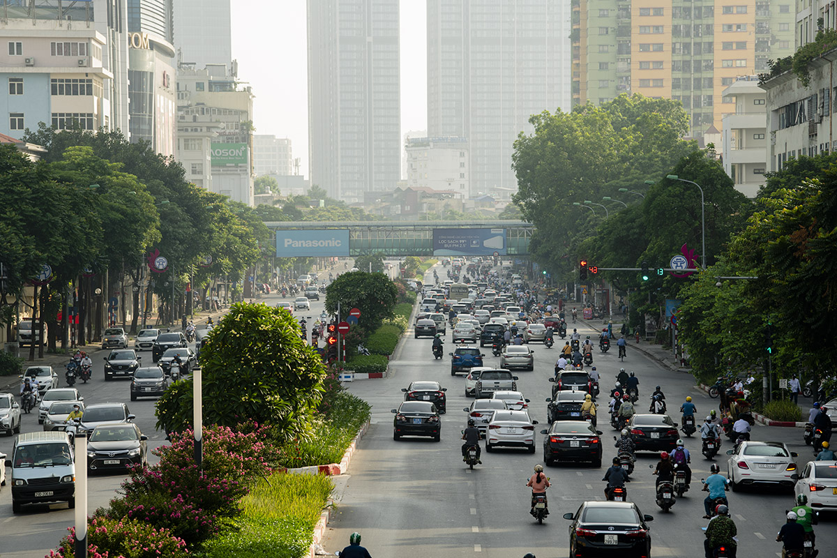 Theo ghi nhận của phóng viên vào đầu giờ sáng, những tuyến đường chính của Hà Nội vẫn đông đúc.