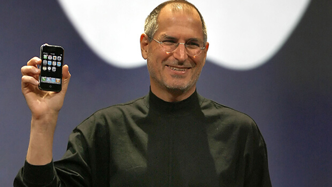 Cố CEO Apple - Steve Jobs và chiếc iPhone đầu tiên.