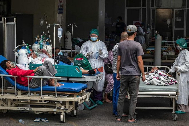 Bệnh nhân COVID-19 chờ được xếp giường bên ngoài BV Kariadi Semarang, TP Semarang (Indonesia) ngày 2-7. Ảnh: GETTY IMAGES