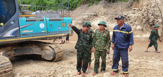 Thượng tá Ngô Nam Cường, Chỉ huy trưởng Bộ Chỉ huy Quân sự tỉnh TT-Huế (bìa trái), trực tiếp chỉ đạo công tác cứu hộ, tìm kiếm tại hiện trường