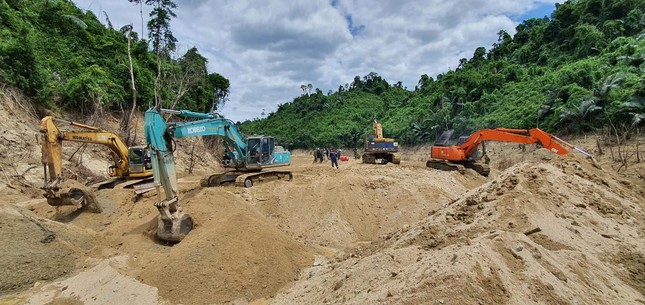 Các phương tiện, lực lượng nỗ lực tìm kiếm tại hiện trường cách điểm sạt lở 3,5km