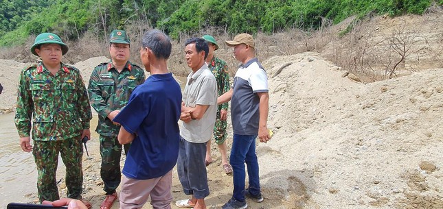 Trò chuyện, động viên, an ủi người nhà nạn nhân mất tích có mặt tại hiện trường