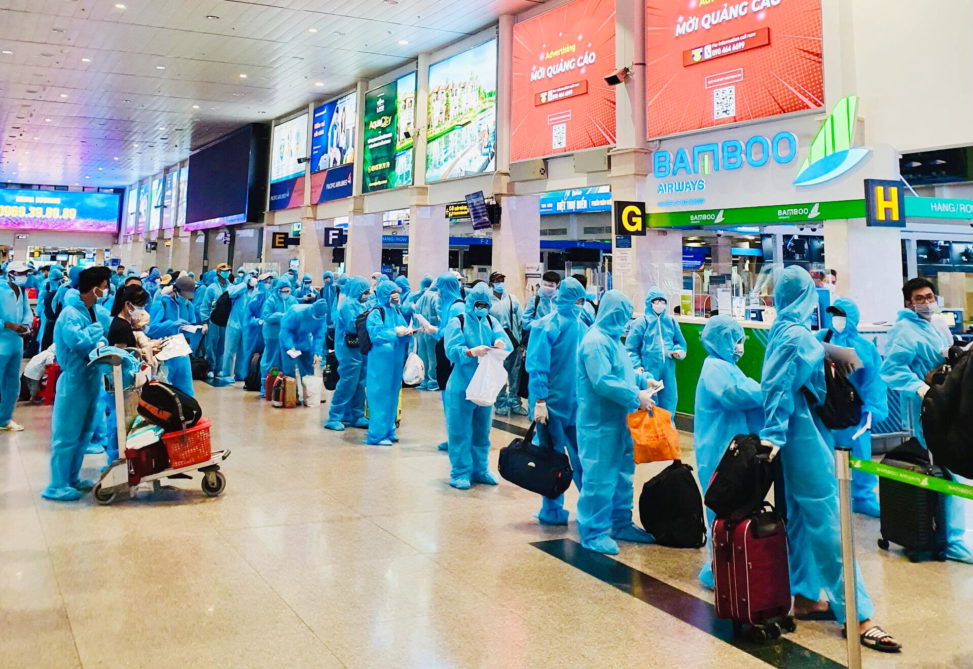 Chiều tối 20/7, gần 200 người dân ở tỉnh Bình Định sinh sống và làm việc tại TP.HCM gặp khó khăn do ảnh hưởng của dịch bệnh COVID-19 đã có mặt tại sân bay Tân Sơn Nhất để làm thủ tục lên máy bay về quê.