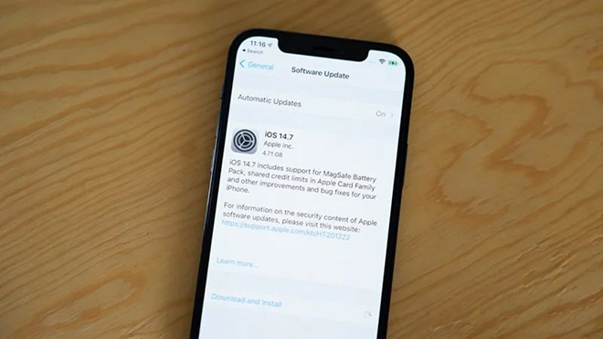 Người dùng có thể kiểm tra bản cập nhật iOS 14.7 trên ứng dụng Settings của iPhone tương thích.