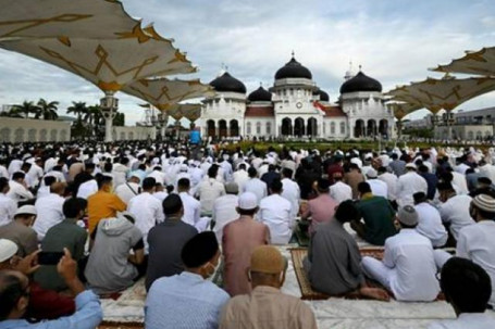 Covid-19: Hàng ngàn người tụ tập cầu nguyện, Indonesia gia hạn phong tỏa toàn quốc