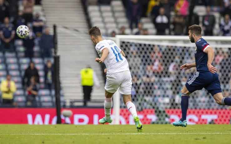 Patrik Schick lốp bóng thành bàn từ khoảng cách 48m vào lưới của ĐT Scotland ở vòng bảng EURO 2020