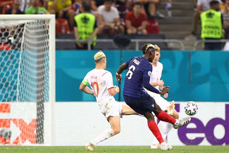 Cú cứa lòng trong chân phải đẳng cấp của Paul Pogba thành bàn vào lưới ĐT Thụy Sĩ là không đủ để giúp ĐT Pháp đi tiếp