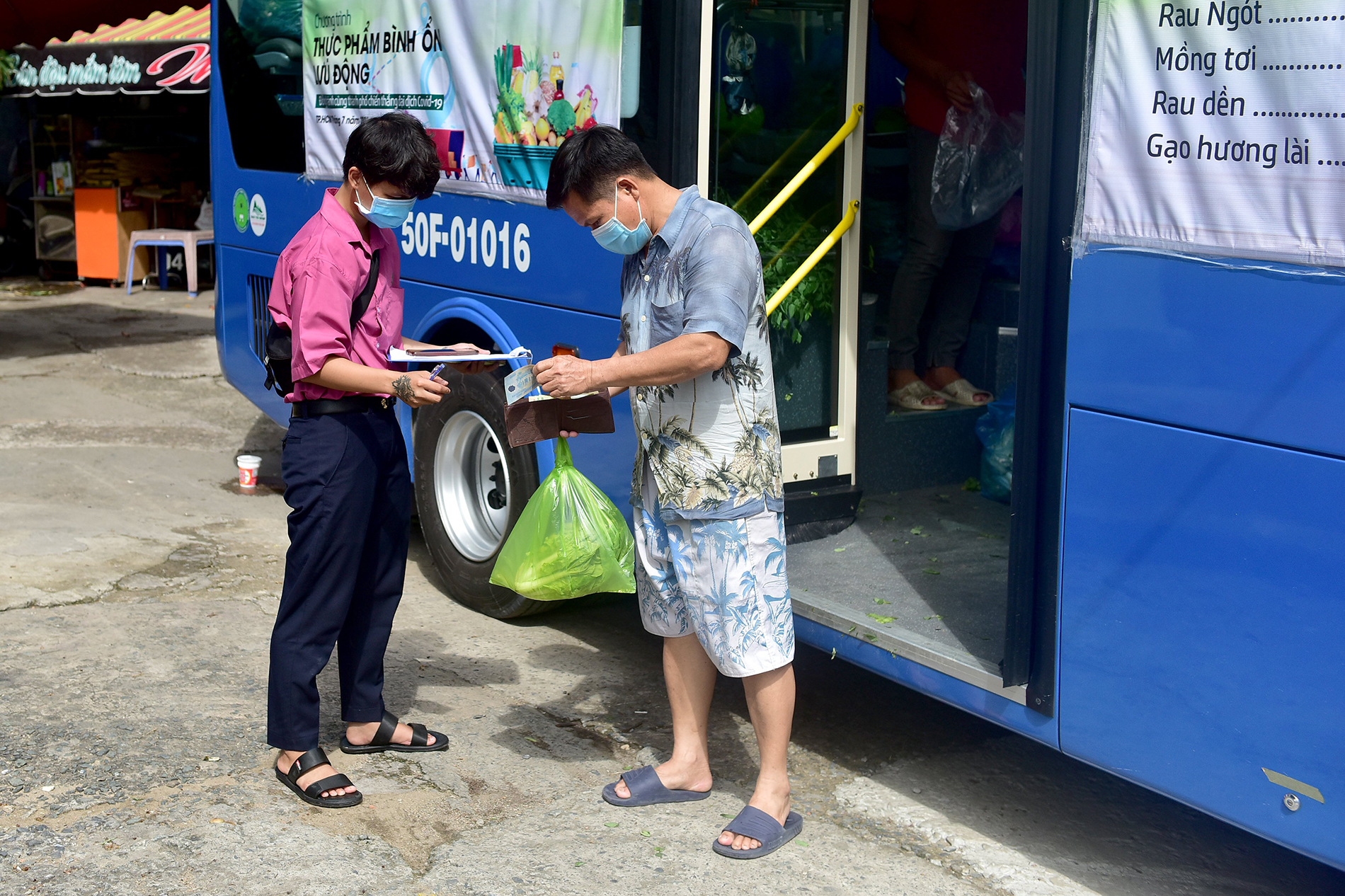 Người khác làm công việc tính tiền bên ngoài xe buýt. Ông Tâm (ngụ phường 15, quận Bình Thạnh) khách mua hàng cho biết mô hình này khá hay, thuận tiện, các loại rau củ tươi và xanh, giá bình ổn nhưng hơi tiếc xe buýt không bán thịt, cá nên phải kiếm thêm chỗ để mua.