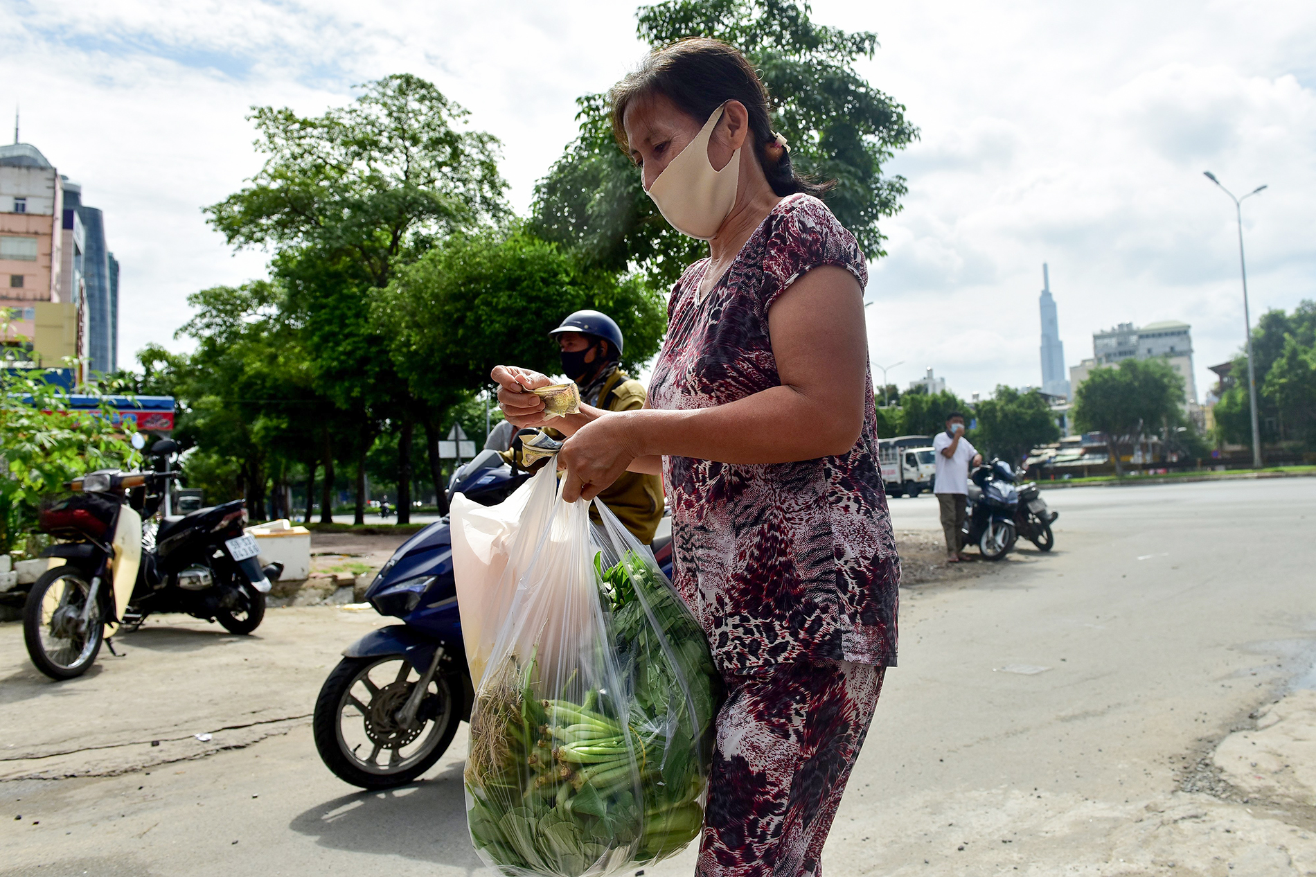 Nhiều người tỏ ra vui mừng khi mua được rau, củ ở gần nhà, không phải di chuyển xa, xếp hàng lâu, lại không an toàn.