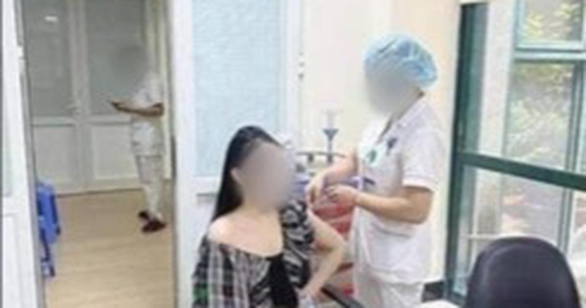 Cô gái V.P.A khoe hình ảnh đi tiêm vắc xin "không cần đăng ký" tại BV Hữu Nghị