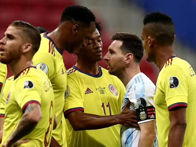 Messi va chạm với cầu thủ Colombia ở trận bán kết Copa America