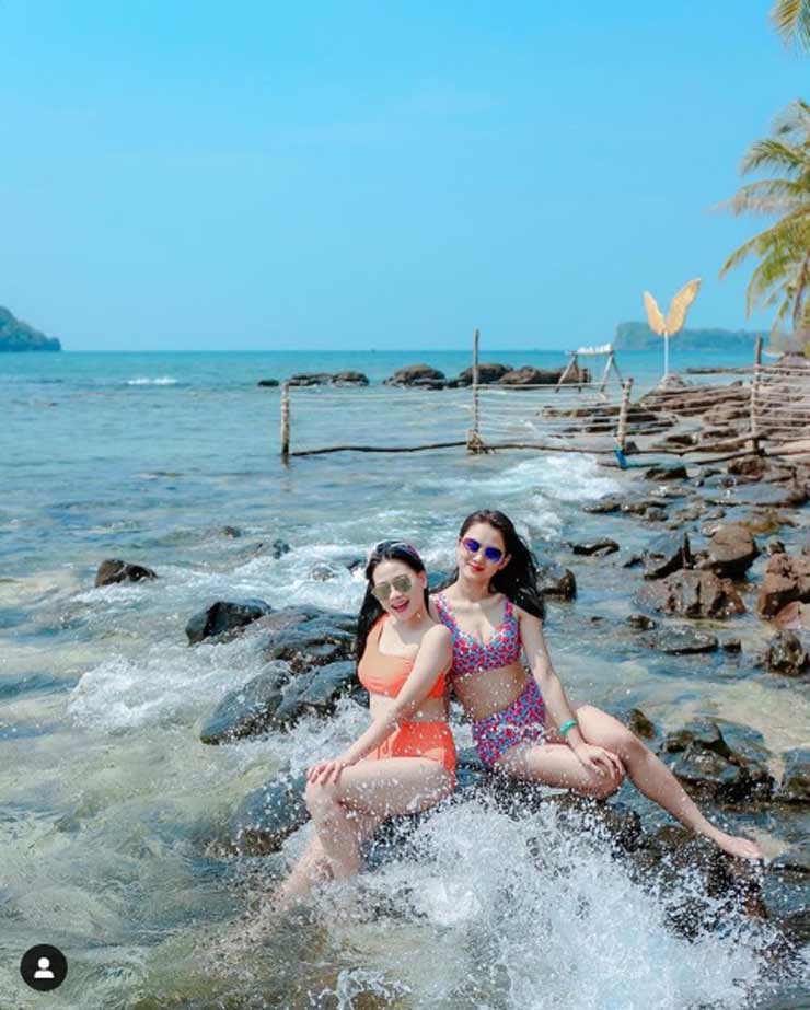 Trên trang Instagram của mình, cây chuyền hai của CLB Ngân hàng Công Thương khoe ảnh diện bikini với họa tiết chấm bi nổi bật (phải) khi tạo dáng cùng người bạn thân xinh đẹp là cựu kiện tướng Dancesport quốc gia kiêm MC truyền hình Phan Nguyễn Quỳnh Hương