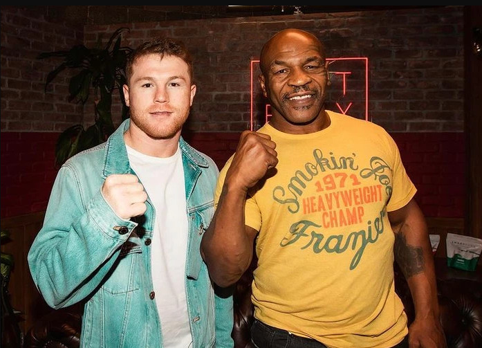 Canelo Alvarez (trái) chụp cùng Mike Tyson