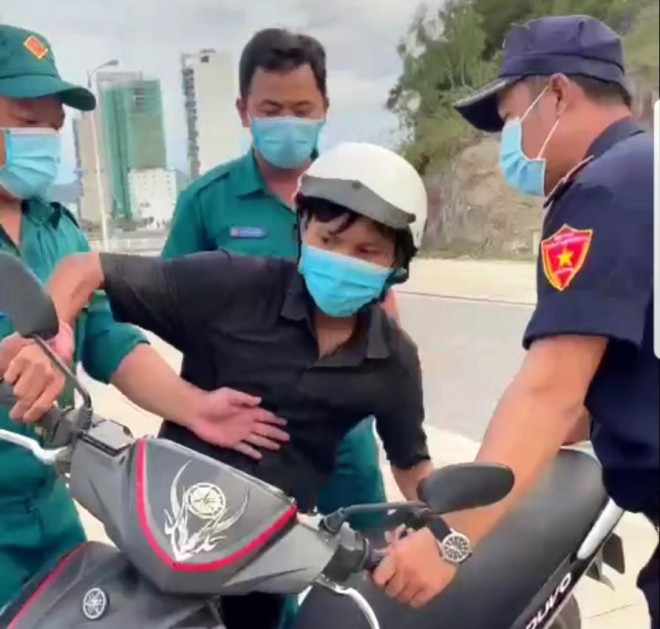 Anh Trần Văn Em bị lực lượng chức năng đưa xe về phường khi đi mua bánh mì
