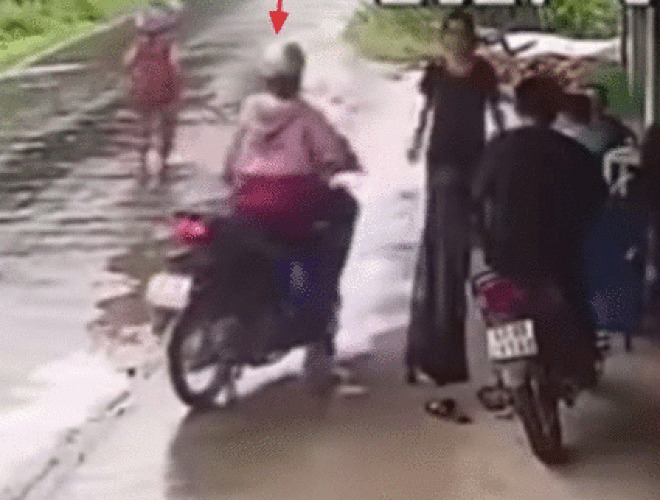 Video: Đường mưa trơn ướt, cô gái phóng xe bạt mạng bị ngã sõng soài - 1