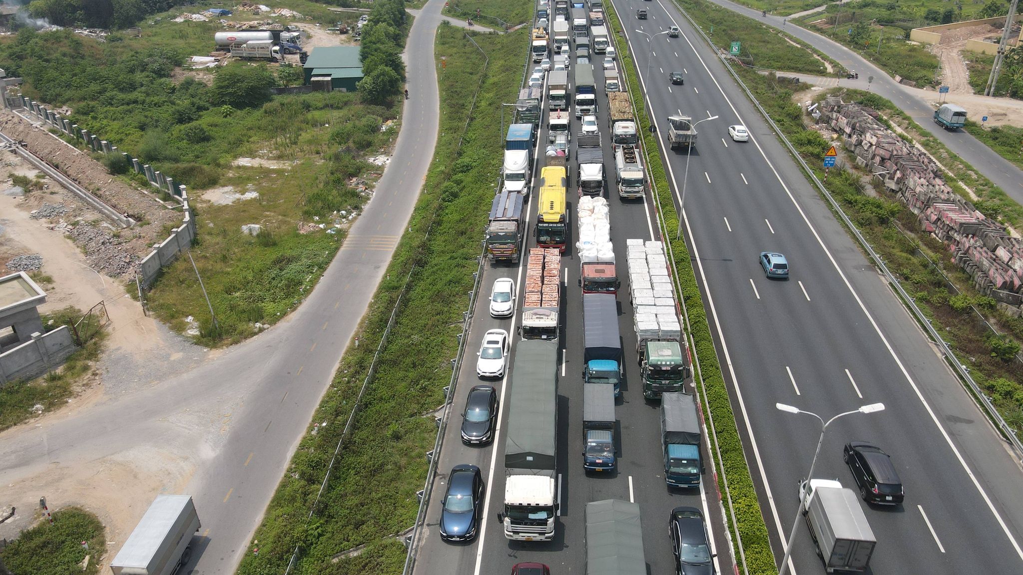 Sáng 20/7, tại chốt trạm thu phí cao tốc Pháp Vân - Cầu Giẽ xảy ra tình trạng ùn tắc kéo dài do lưu lượng các phương tiện vào thành phố quá lớn và chốt kiểm tra liên ngành kiểm tra 100% đối với các xe vào thành phố.
