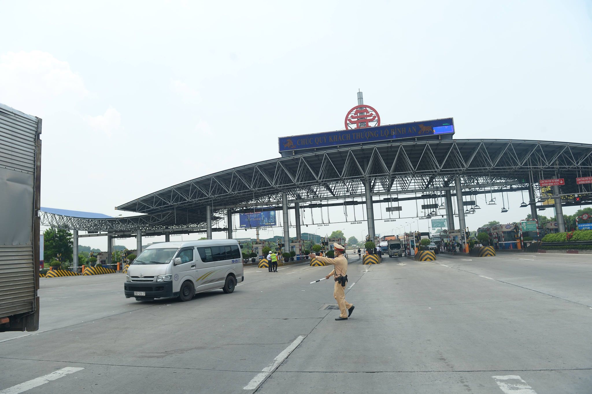 Để kiểm soát các phương tiện vào Thủ đô, lực lượng liên ngành tại chốt đã phối hợp với Công ty Cổ phần BOT Pháp Vân – Cầu Giẽ chỉ mở 3 làn xe đi qua trạm thu phí.