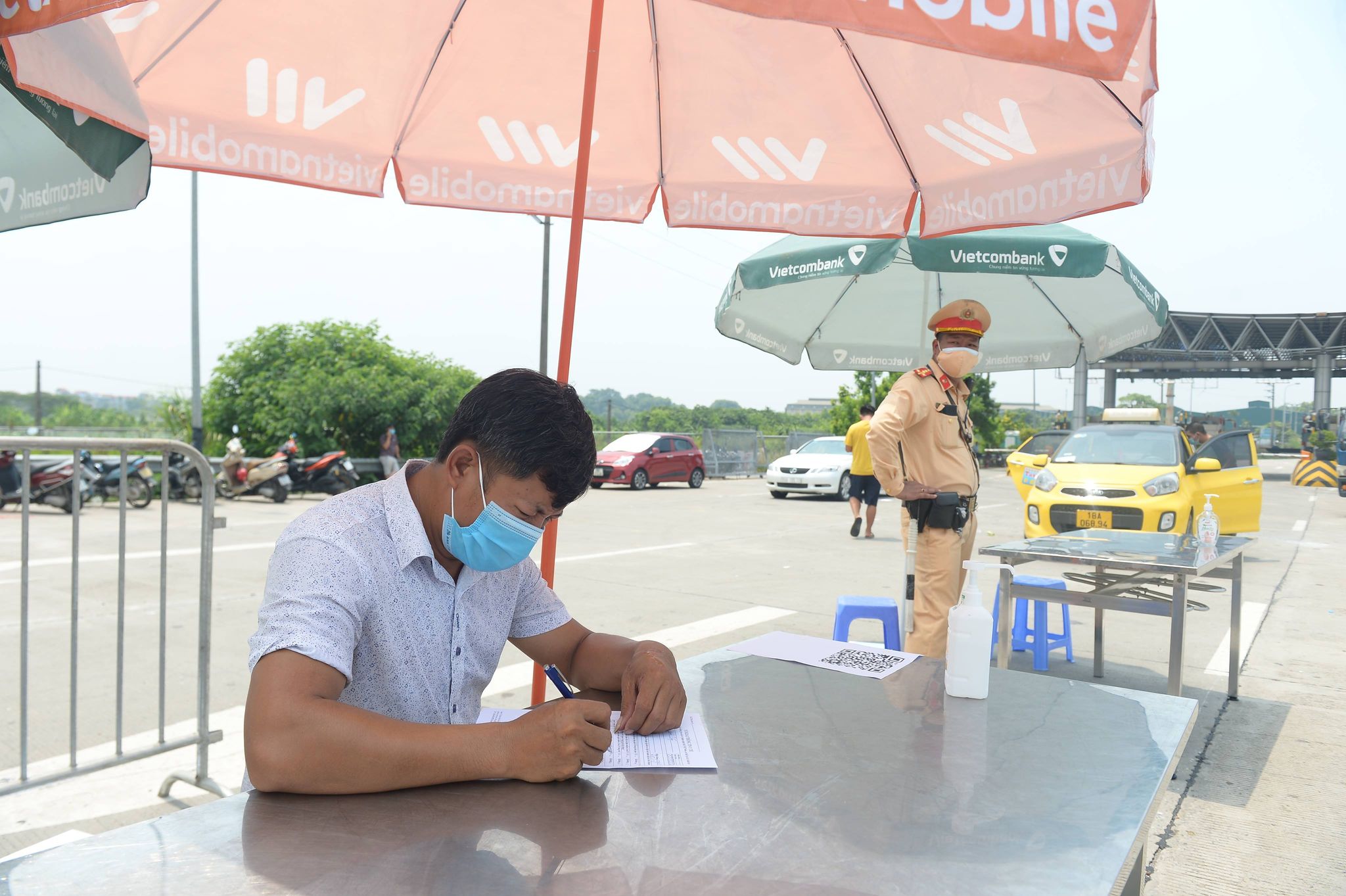 Đại uý Hùng cho biết thêm, tại chốt kiểm soát trạm thu phí Pháp Vân - Cầu Giẽ lực lượng CSGT tiến hành kiểm soát 100% các phương tiện vào thành phố, kể cả các phương tiện mang BKS Hà Nội để&nbsp;công tác phòng chống dịch được đảm bảo.