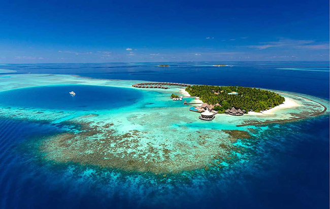 Maldives: Bản thân Maldives đã có phong cảnh thiên nhiên vô cùng xinh đẹp, bên cạnh đó hòn đảo này còn có rất nhiều khu nghỉ dưỡng sang trọng cùng những căn nhà gỗ bungalow hoàn hảo trên mặt nước. Cho dù bạn đi hưởng tuần trăng mật hay nghỉ ngơi thư giãn, Maldives sẽ làm hài lòng bạn
