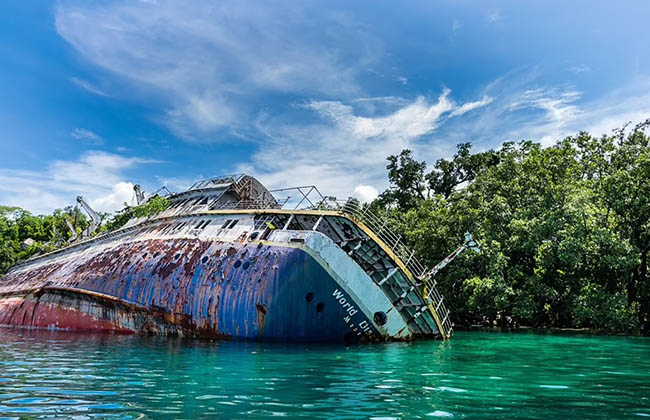 11. Xác tàu du lịch MS World Discoverer bị rỉ sét bị bỏ hoang ở vịnh Roderick, trên quần đảo Solomon. Con tàu này bị bỏ lại tại đây từ năm 2000, sau khi va chạm với một rạn san hô gần đó.
