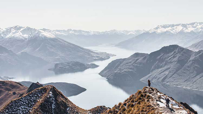 New Zealand: Một trong những điểm đến du lịch nổi tiếng nhất của New Zealand là Milford Sound. Ngoài ra, những nơi đáng để bạn ghé thăm là đảo Rangitoto,&nbsp;bãi biển nước nóng và Hobbiton.
