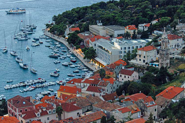 Thành phố biển Hvar, Croatia: Nơi đây được biết đến nhiều nhất với những vườn nho và khu phố cổ có từ thế kỷ 13. Ngoài ra, bạn có thể tham gia tour chèo thuyền đến Blue Cave, khám phá pháo đài Fortica hoặc cánh đồng hoa oải hương, và ghé thăm quần đảo Pakleni tuyệt đẹp. 
