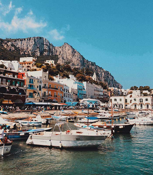 Capri, Ý: Điểm thu hút khách du lịch chính ở Capri là Blue Grotto, một hang động ngập nước, có cửa thông ra biển. Ngoài ra, du khách có thể tham gia một chuyến du ngoạn bằng thuyền quanh đảo. Monte Solaro là một điểm quan sát tuyệt vời, từ đây bạn có thể nhìn thấy toàn bộ hòn đảo.
