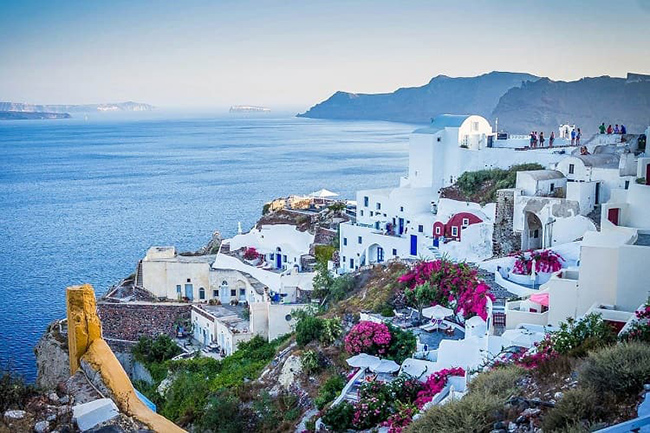 Santorini, Hy Lạp: Santorini là một hòn đảo núi lửa ở biển Aegean bao gồm 2 hòn đảo lớn và một số đảo nhỏ. Nó rất nổi tiếng với những ngôi nhà trắng xanh và tầm nhìn ấn tượng. Những điểm tham quan thú vị khác&nbsp;ở Santorini là Fira và Oia.
