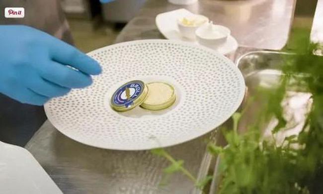 Caviar là một loại trứng cá muối từ loài cá tầm có mặt ở nhiều vùng biển trên thế giới. Và cá tầm được đánh bắt ở những khu vực khác nhau sẽ cho ra những hương vị đặc biệt khác nhau. Trong đó, trứng cá Beluga ở khu vực phía nam nước Nga sẽ là loại trứng cá đắt nhất. Ngoài ra, trứng cá Ossetra và Sevruga cũng đắt đỏ không kém.