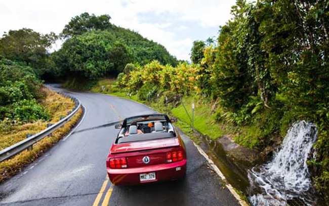 Maui, Hawaii: Đảo Maui của Hawaii nổi tiếng với những bãi biển cát đen và đồng thời là một điểm tuyệt vời để lặn cùng như các hoạt động dưới nước khác. Một trong những điểm du lịch nổi bật nhất ở Maui là Lahaina, một thị trấn biển rất thú vị để du khách trải nghiệm văn hóa Hawaii.
