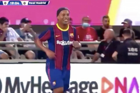 Ronaldinho suýt ghi bàn từ cự ly 40m, bị thủ môn từ chối tuyệt tác đá phạt