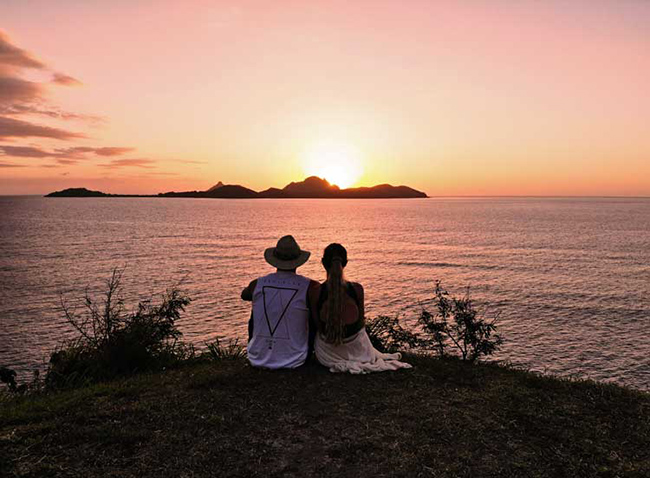 Fiji: Fiji là một quốc đảo ở Nam Thái Bình Dương, bao gồm hơn 300 hòn đảo nhỏ. Những hòn đảo này rất phổ biến với hoạt động lặn biển, rạn san hô mềm và bãi biển cát trắng. Một số điểm đến nổi tiếng nhất ở Fiji là đồi cát Sigatoka và công viên di sản quốc gia Bouma, với rừng nhiệt đới và thác nước Tavoro.&nbsp;
