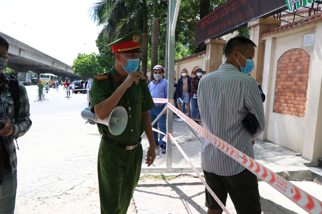 Lực lượng chức năng đã căng dây, phát số thứ tự, đọc loa để người dân vào xét nghiệm.