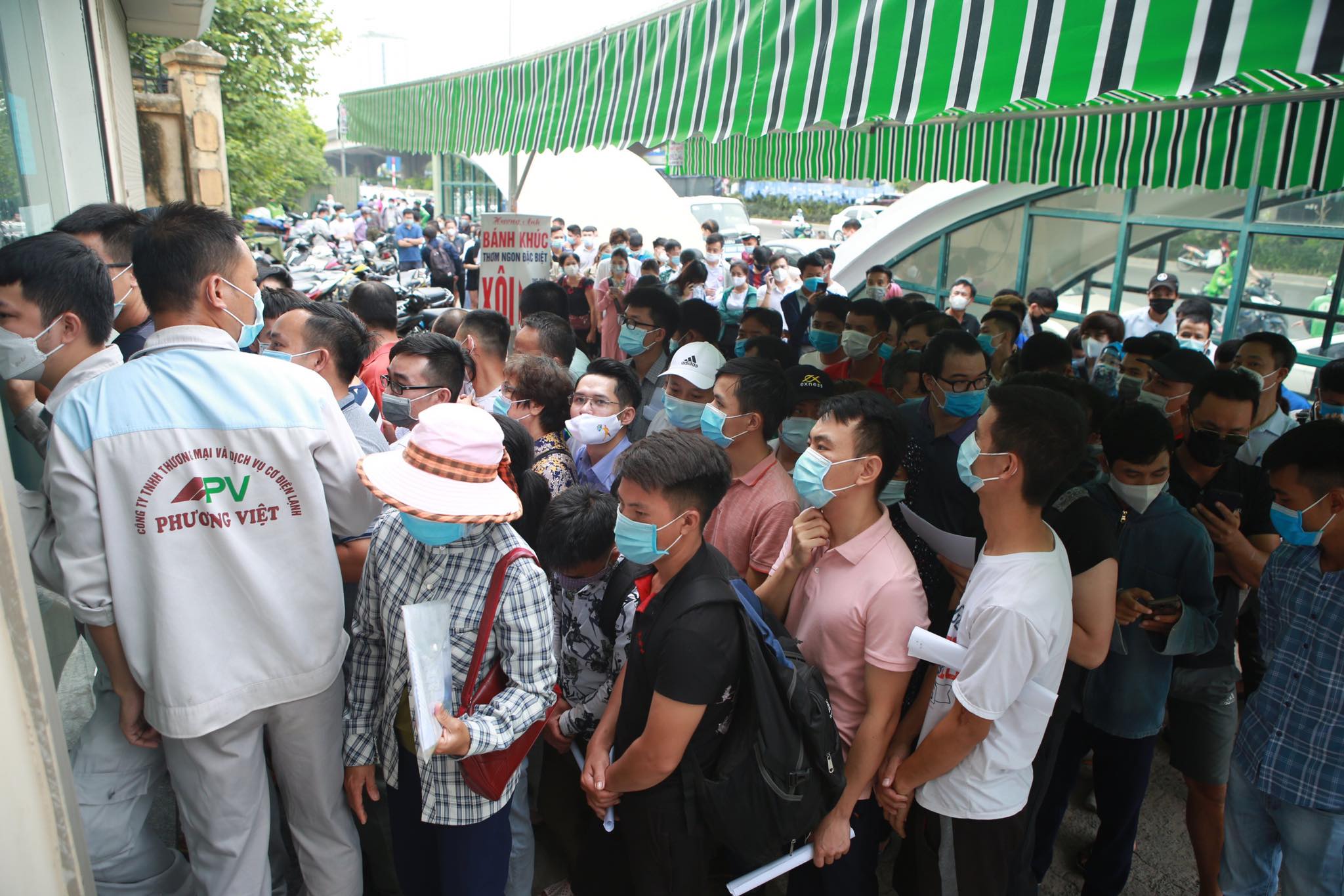 Hàng trăm người dân chờ đợi bên ngoài để được lấy mẫu xét nghiệm, không đảm bảo khoảng cách.