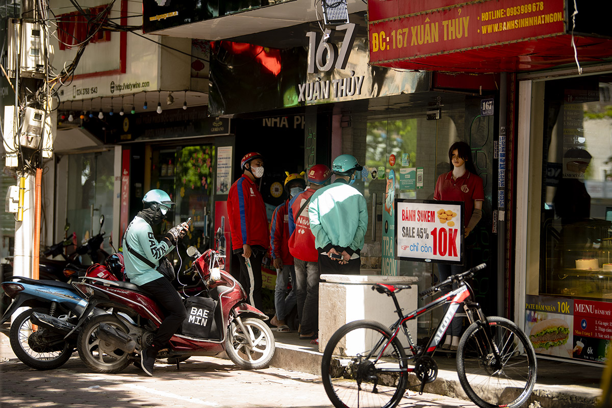 Tại Hà Nội, nhiều đơn vị kinh doanh phát triển thương mại điện tử, giao hàng qua mạng đã nhanh chóng đẩy nhanh đội ngũ chuyển hàng phục vụ khách hàng trong mùa dịch.